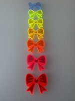 BOW – Die fluoreszierende Acryl-Schleife