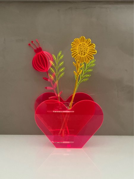 HEART Vase mit Blumen aus leuchtendem Acrylglas