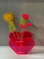 HEART Vase mit Blumen aus leuchtendem Acrylglas
