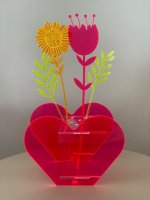 HEART Vase mit Blumen aus leuchtendem Acrylglas