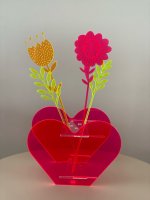 HEART Vase mit Blumen aus leuchtendem Acrylglas